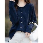 on voit une femme portant un gilet mi long ample en tricot de couleur bleu pour femme