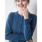 on voit une femme sur un fond blanc portant un gilet basique en laine pour femme de couleur bleu