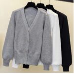 on voit sur un portant 3 gilets épais et chaud pour femme de couleur gris noir et blanc le gris est en premier