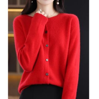 on voit une femme debout portant un gilet en laine de couleur rouge pour femme