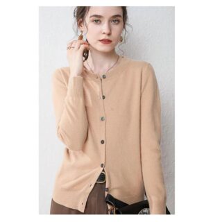 on voit une femme sur un fond blanc portant un gilet classique en laine pour femme de couleur camel