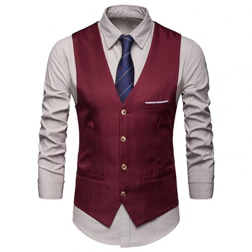 Gilet de costume rouge col en V fermé sur fond blanc