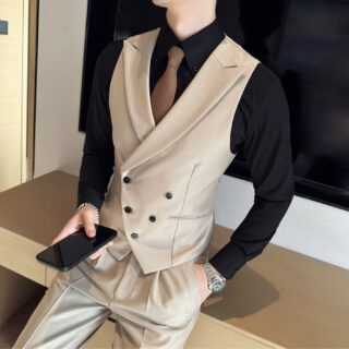 Un homme assis sur une table portant un gilet de costume beige