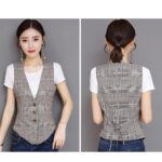 on voit sur un fond gris une femme de face et de dos portant un gilet de costume à carreaux pour femme