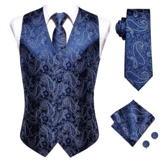 on voit sur un fond blanc un gilet de costume à motif paisley et effet soie pour homme de couleur bleu il est accompagné de sa cravate et son mouchoir de poche et ses boutons de manchettes assortis