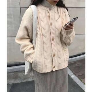 on voit une femme portant un gilet épais et ample en tricot pour femme