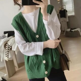 on voit une femme portant un gilet épais sans manches en tricot pour femme de couleur vert