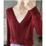 on voit une femme portant un gilet fin et chaud en cachemire de couleur bordeaux pour femme