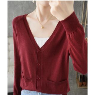 on voit une femme portant un gilet fin et chaud en cachemire de couleur bordeaux pour femme