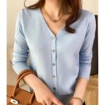 on voit une femme portant un gilet bleu clair fin avec un col en v pour femme