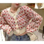 on voit une jeune femme portant un gilet kawaii court rose pour femme