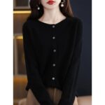 on voit une femme portant un gilet en laine mérinos de couleur noir