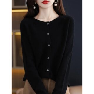 on voit une femme portant un gilet en laine mérinos de couleur noir