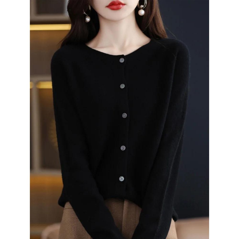 on voit une femme portant un gilet en laine mérinos de couleur noir