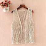 on voit sur un fond rose un gilet léger en crochet sans manches pour femme