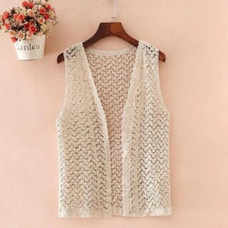 on voit sur un fond rose un gilet léger en crochet sans manches pour femme