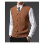 on voit sur un fond gris le buste d'un homme portant un gilet léger sans manches pour homme de couleur marron