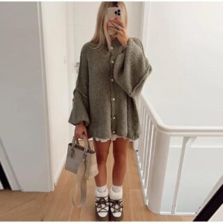 on voit une femme portant un gilet mi long et ample pour femme de couleur vert kaki