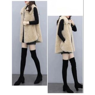 on voit une femme debout sur un fond gris, il y a deux photos . La femme porte un gilet mi-long moumoute pour femme beige