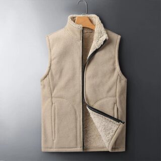 on voit sur un fond gris foncé un gilet polaire sans manches pour homme de couleur beige
