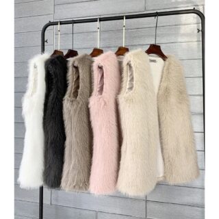 on voit devant un mur gris et sur un portant plusieurs gilet sans manches en fausse fourrure pour femme de différentes couleurs gris rose noir blanc