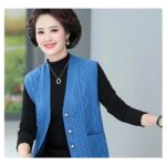 on voit une femme brune portant un gilet bleu sans manches en maille pour femme