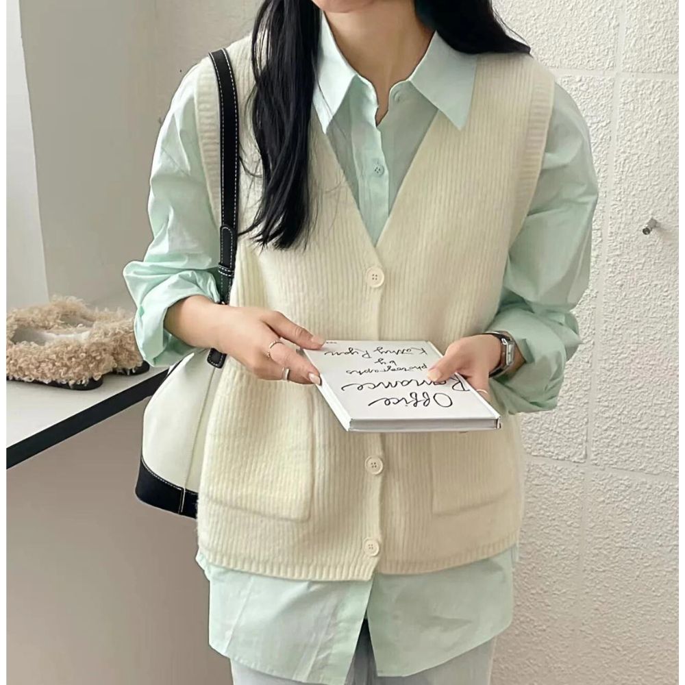 on voit une femme brune portant un gilet blanc sans manches vintage pour femme