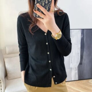 on voit une femme portant un gilet simple noir avec un col en v pour femme