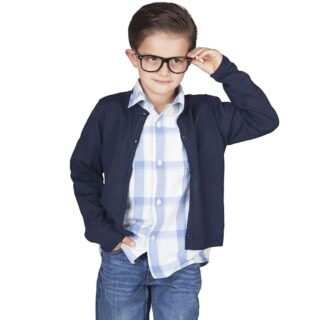 on voit un garcon avec des lunettes portant un gilet uni à col rond bleu marine unisexe pour enfants