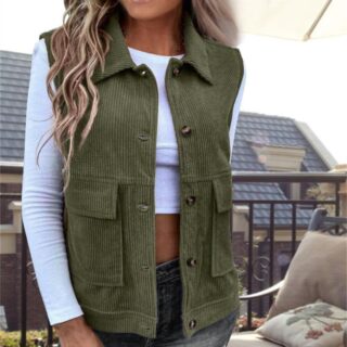 Une femme portant un gilet sans manches en velours côtelé kaki
