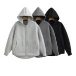 on voit sur un fond blanc trois gilets amples zippés à capuche pour femme de couleur gris clair gris foncé et noir