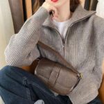 on voit une femme portant un gilet chaud zippé aux deux extrémités gris pour femme