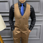un homme portant un gilet de costume marron manche courte