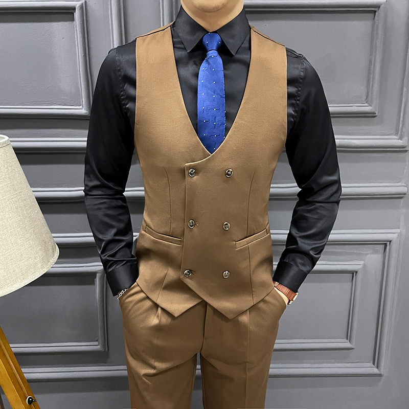 un homme portant un gilet de costume marron manche courte