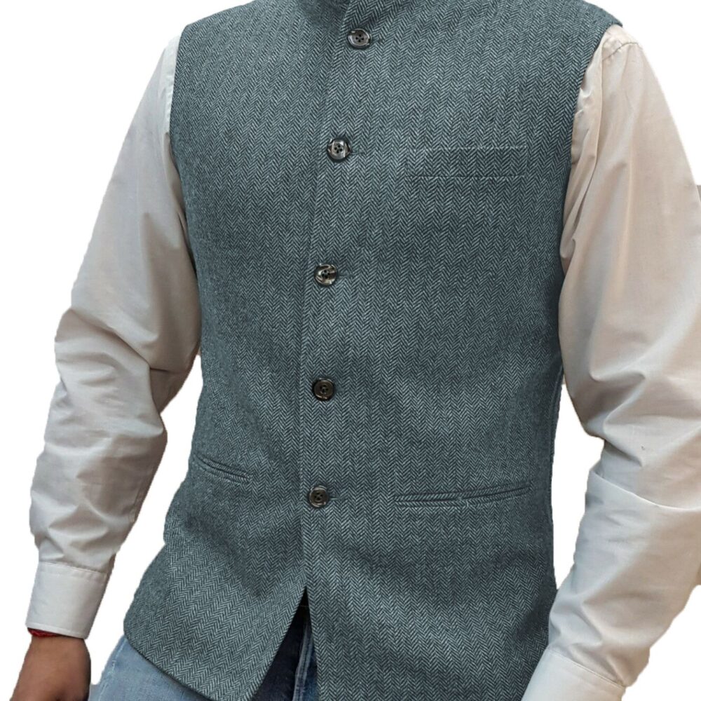 Gilet de costume homme à col montant bleu sur une chemise blanche.