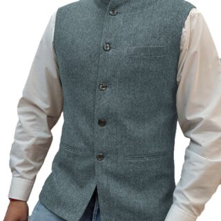 Gilet de costume homme à col montant bleu sur une chemise blanche.