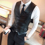 Un homme portant un gilet de costume pour homme noir