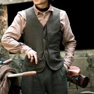 un homme portant un gilet de costume style britannique vintage