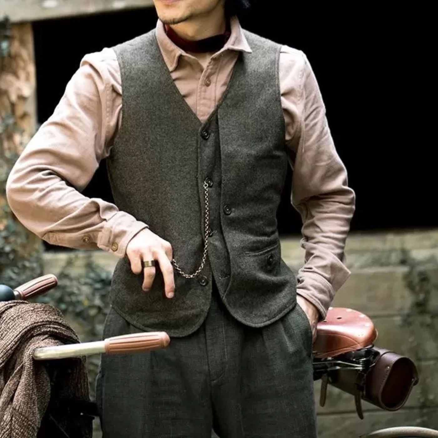 un homme portant un gilet de costume style britannique vintage