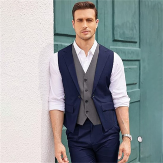Un homme qui porte un gilet de costume bleu à double couche