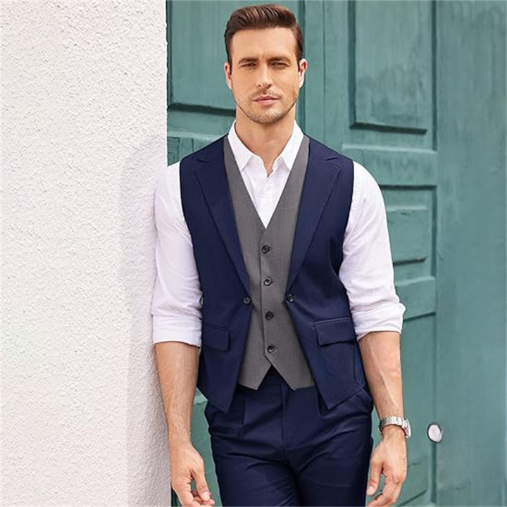 Un homme qui porte un gilet de costume bleu à double couche