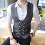 Un homme portant un gilet de costume gris à boutonnage doré