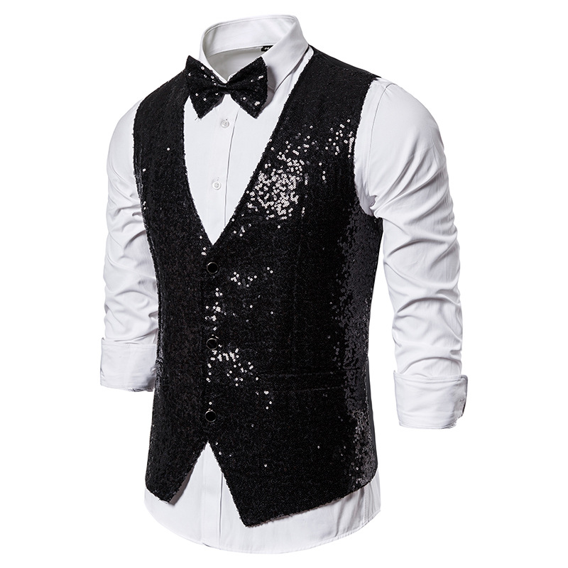 Un gilet de costume noir à paillettes pour homme sur un fond blanc