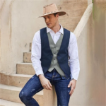 un homme portant un gilet de costume bleu à manches courtes