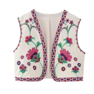 on voit sur un fond blanc un gilet court sans manches avec des fleurs roses brodés dessus pour femme