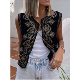 on voit une femme blonde portant un gilet court sans manches à motifs brodés pour femme
