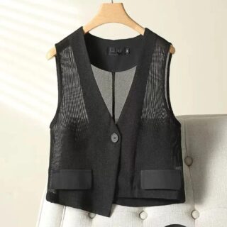 on voit un gilet court noir transparent sans manches pour femme accroché à un cintre