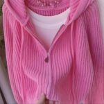 on voit un gilet léger zippé rose pour femme