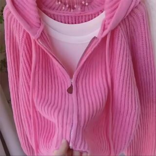 on voit un gilet léger zippé rose pour femme