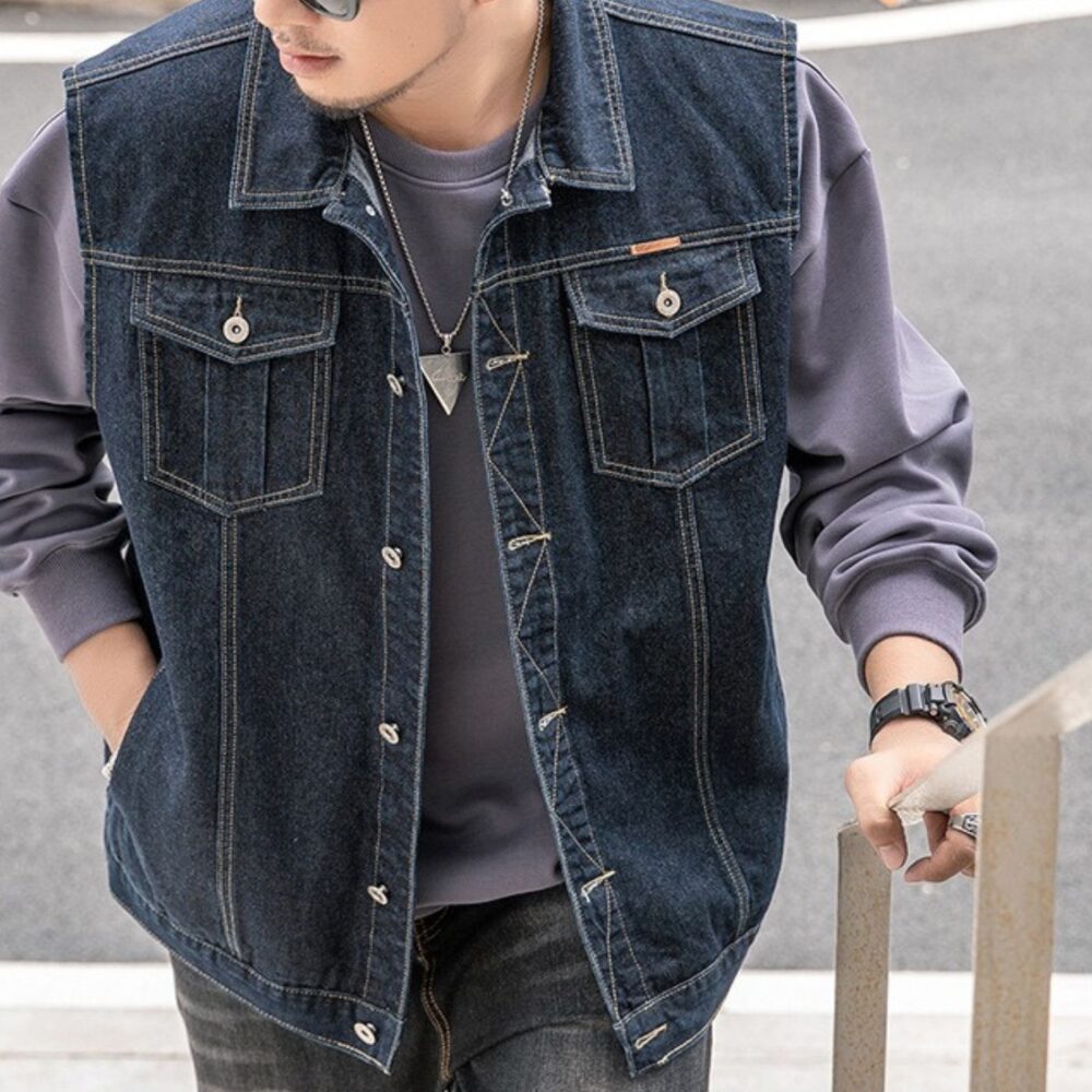 Un homme qui porte un gilet en jean sans manche dans la rue